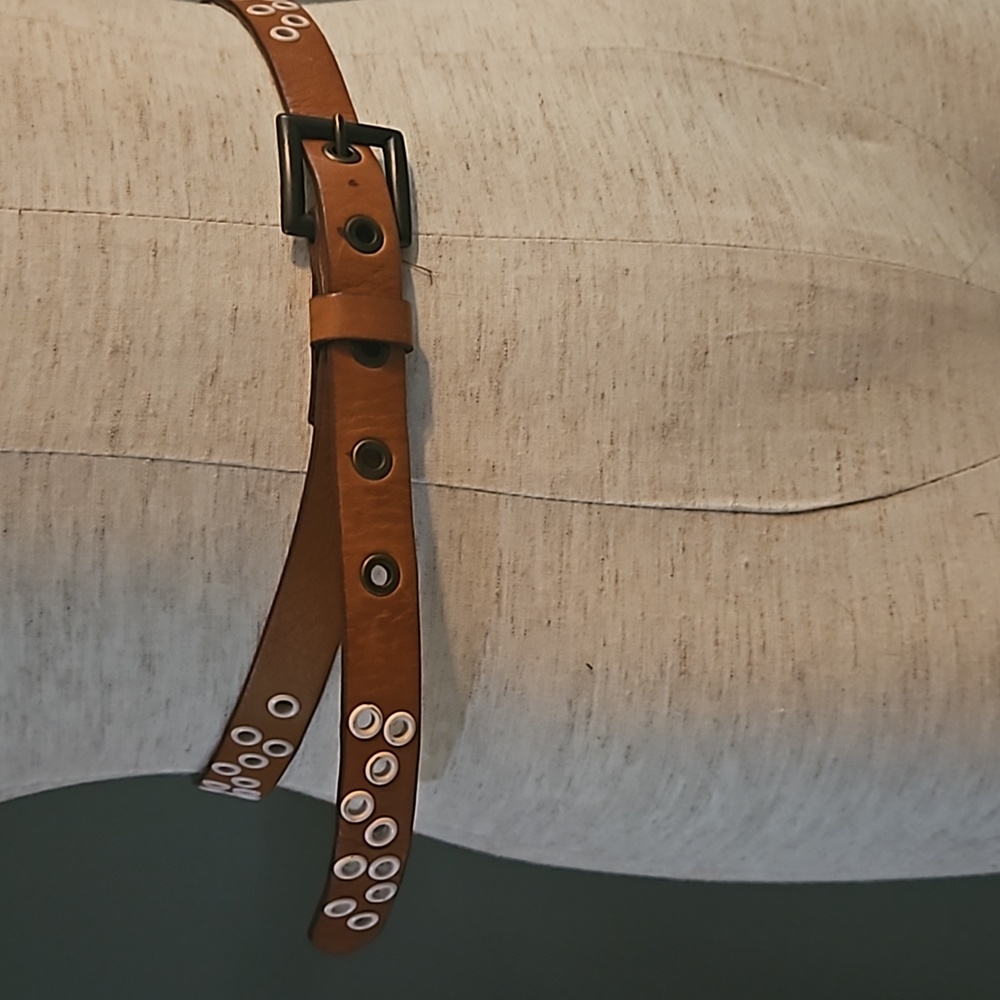 GAP Tan Brown Leather Thin Belt Bronze and Soft Pink Grommets Womens L EUC - Picture 2 of 3